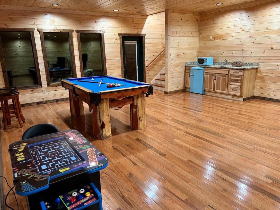 * * 4 Master Bedrooms, Views, Theater, Arcade, Evc แกตลิงเบิร์ก ภายนอก รูปภาพ