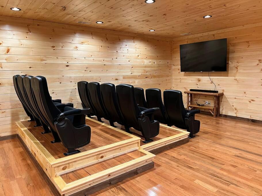 * * 4 Master Bedrooms, Views, Theater, Arcade, Evc แกตลิงเบิร์ก ภายนอก รูปภาพ